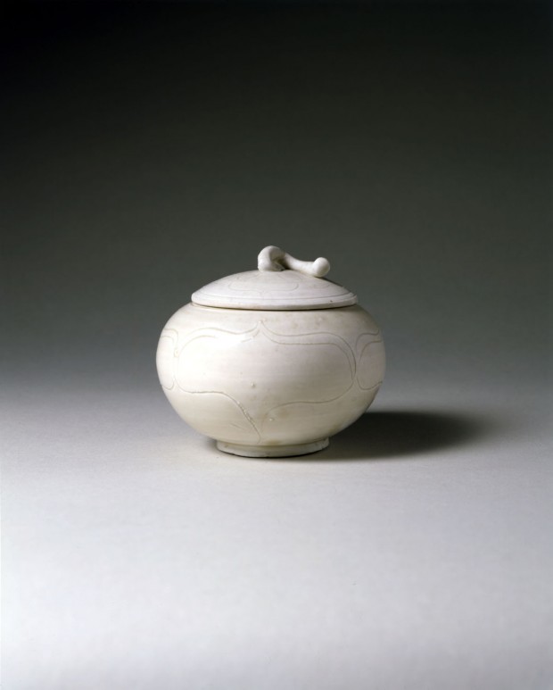 AN EARLY DINGYAO PORCELAIN POMEGRANATE-FORM JAR AND COVER