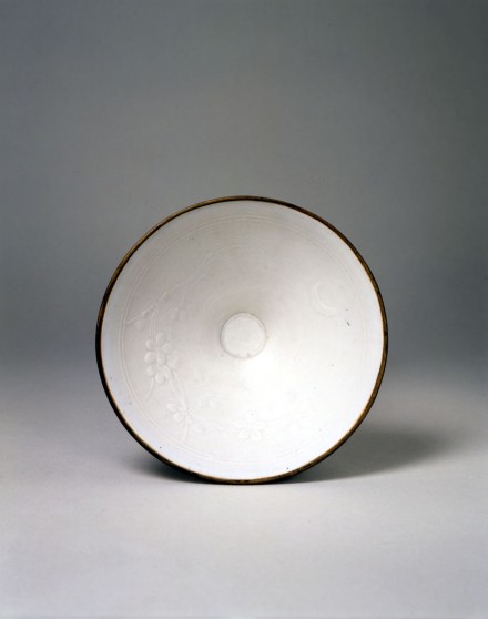 A JIANGXI SLIP-DECORATED WHITE CONICAL TEABOWL