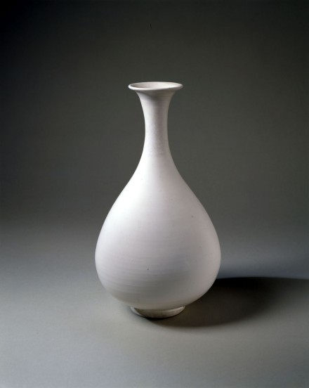 A WHITE GLAZED PORCELAIN PEAR-SHAPED VASE (YUHUCHUNPING)