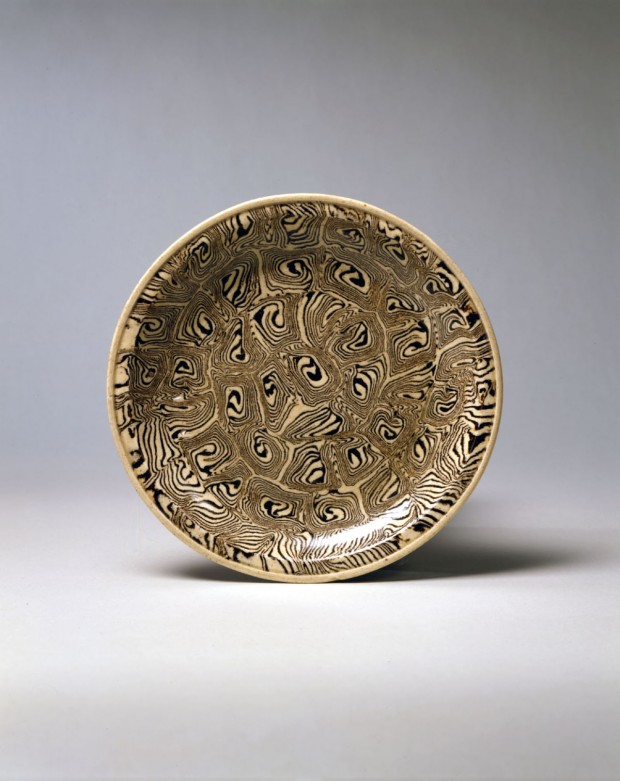 A ‘MARBLED’ BROWN AND TAN POTTERY SAUCER DISH