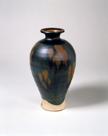 A RUSSET-SPLASHED BLACK-GLAZED STONEWARE VASE (MEIPING)