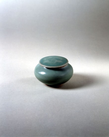 A LONGQUAN CELADON JARLET AND COVER