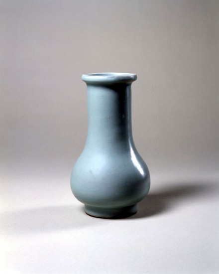 A LONGQUAN CELADON VASE
