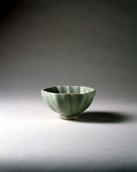 A LONGQUAN CELADON FOLIATED BOWL