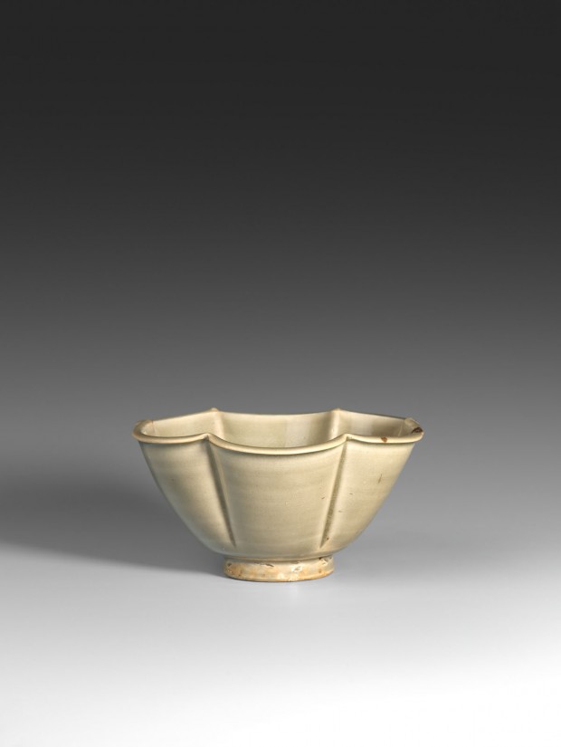 A FLOWER-SHAPED YAOZHOU CELADON BOWL