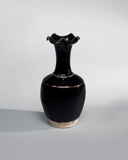 A BLACK-GLAZED CIZHOU STONEWARE VASE