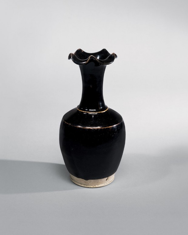 A BLACK-GLAZED CIZHOU STONEWARE VASE