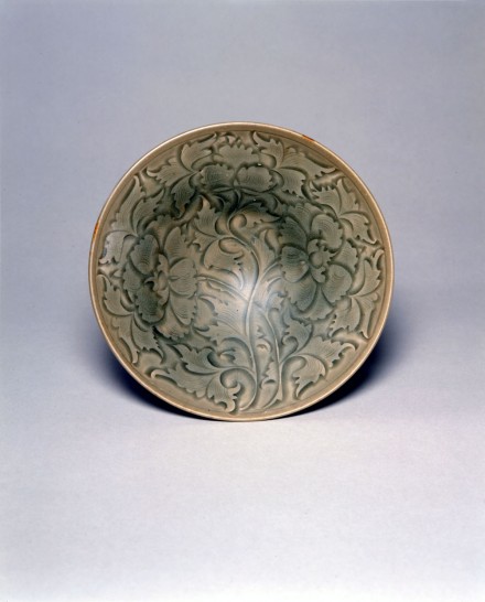 A CARVED YAOZHOU CELADON CONICAL BOWL