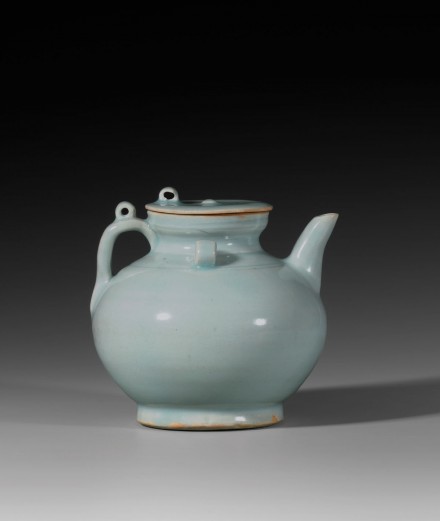 A QINGBAI GLAZED PORCELAIN EWER AND COVER