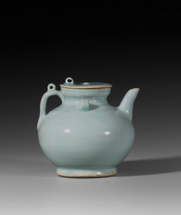 A QINGBAI GLAZED PORCELAIN EWER AND COVER