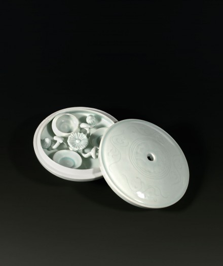 A QINGBAI GLAZED PORCELAIN COSMETIC BOX AND COVER