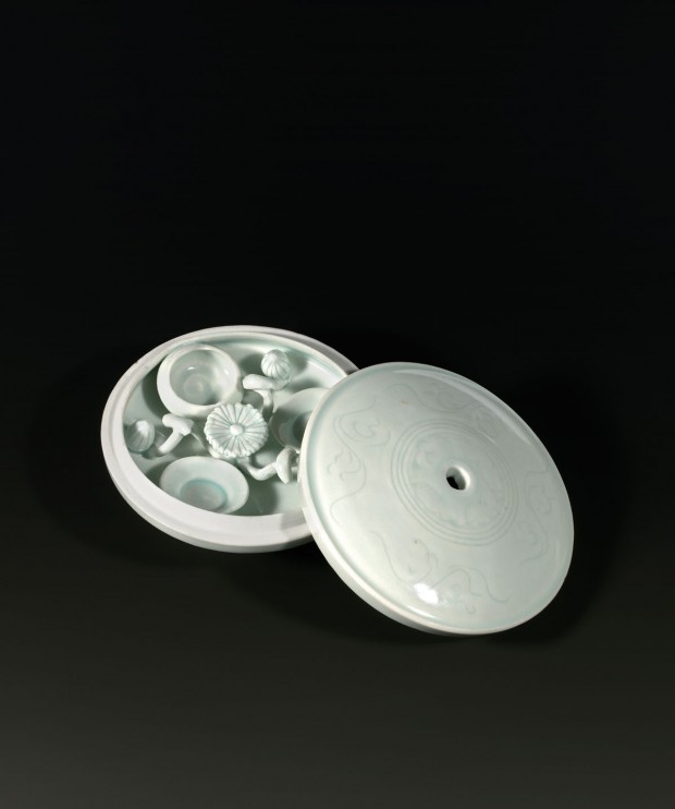A QINGBAI GLAZED PORCELAIN COSMETIC BOX AND COVER