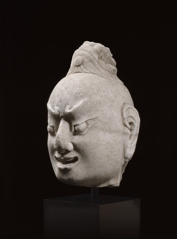 A WHITE MARBLE HEAD OF A BUDDHIST GUARDIAN (DVÁRAPÁLA)