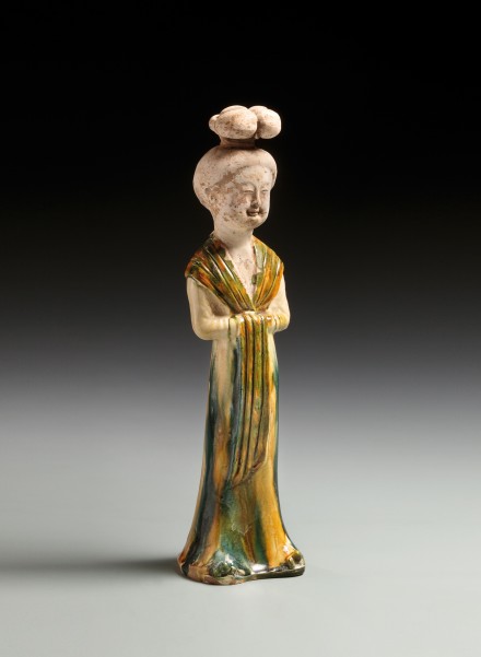 A SANCAI- AND-BLUE GLAZED POTTERY FIGURE OF A COURTESAN