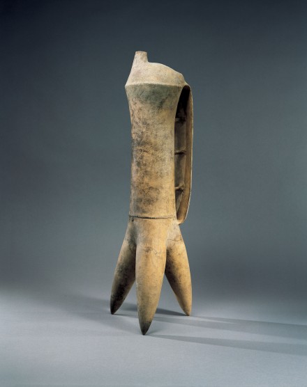 A TALL NEOLITHIC POTTERY TRIPOD EWER