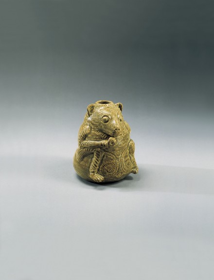 A YUEYAO GLAZED STONEWARE BEAR-FORM VESSEL