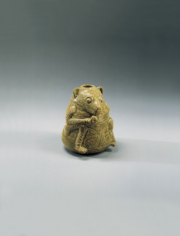 A YUEYAO GLAZED STONEWARE BEAR-FORM VESSEL