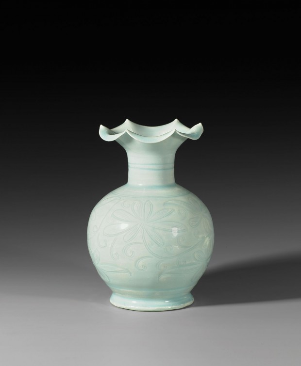 A QINGBAI GLAZED PORCELAIN VASE