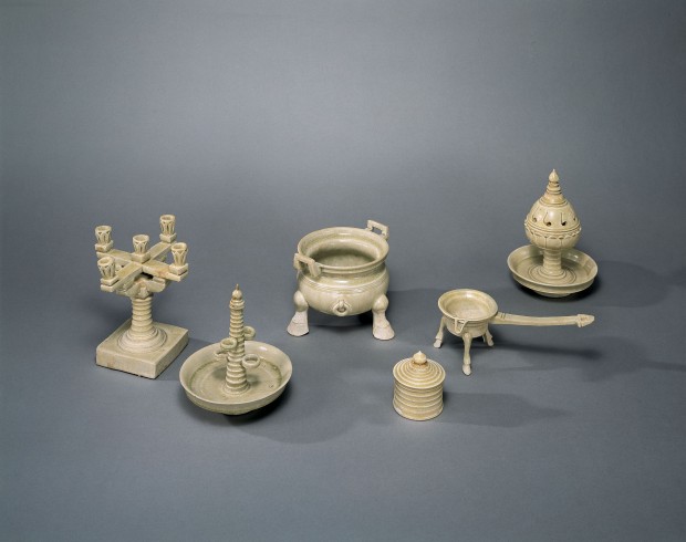 A SET OF GLAZED STONEWARE MINIATURE TOMB FURNITURE