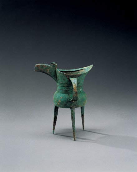 AN ARCHAIC BRONZE TRIPOD RITUAL LIBATION CUP (JUE)