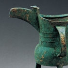 AN ARCHAIC BRONZE TRIPOD RITUAL LIBATION CUP (JUE)