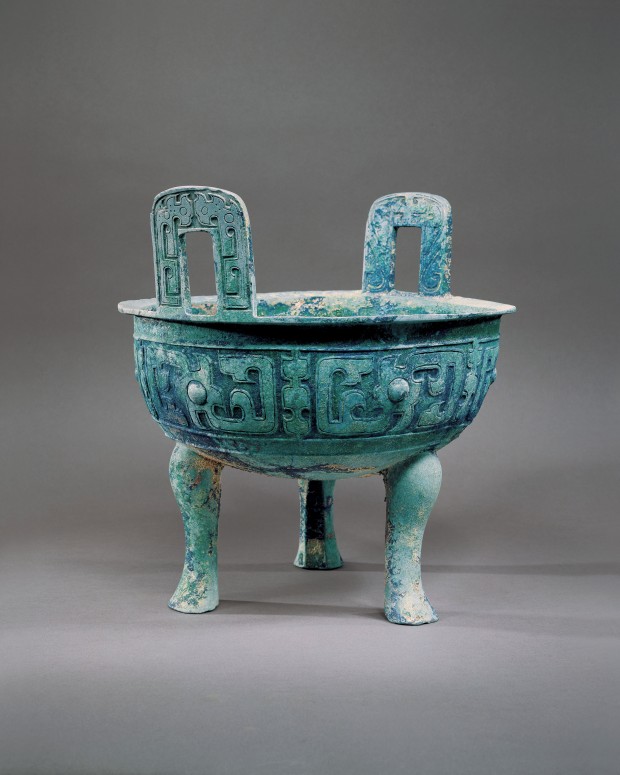 A LARGE ARCHAIC BRONZE RITUAL FOOD VESSEL (DING)