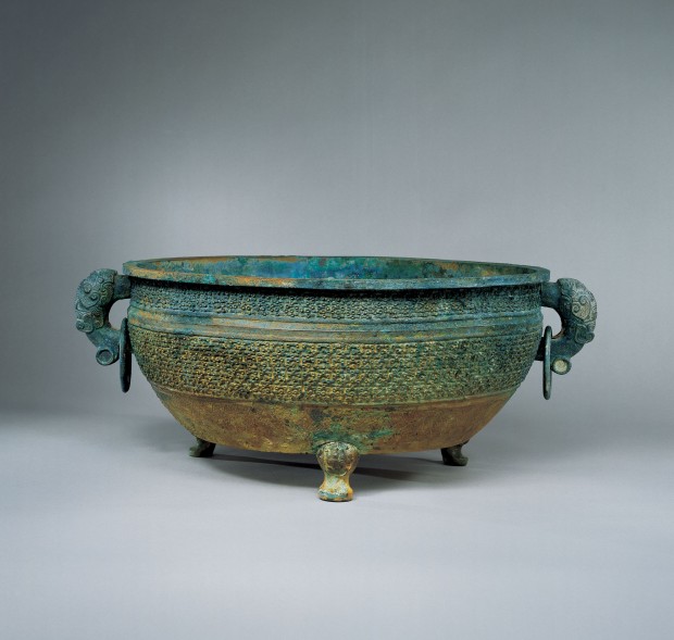 A LARGE ARCHAIC BRONZE WATER BASIN (JIAN)