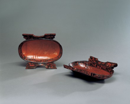 A PAIR OF LACQUERED WOOD CUPS WITH WINGED HANDLES