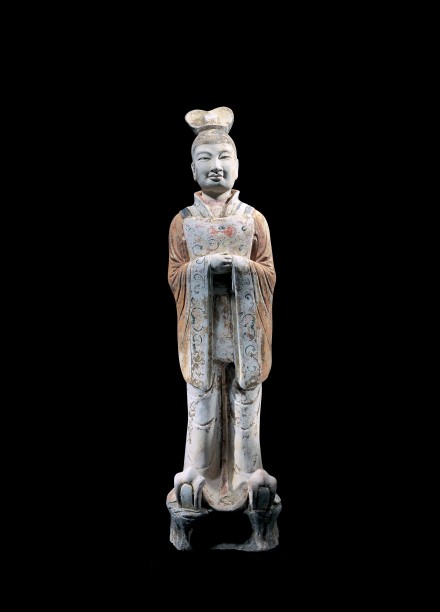 A LARGE PAINTED POTTERY FIGURE OF A COURT DIGNITARY