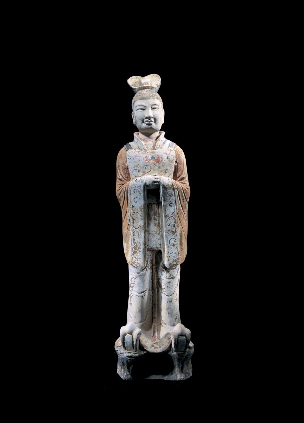 A LARGE PAINTED POTTERY FIGURE OF A COURT DIGNITARY