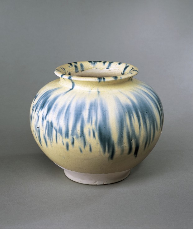 A BLUE-SPLASHED WHITE-GLAZED POTTERY JAR