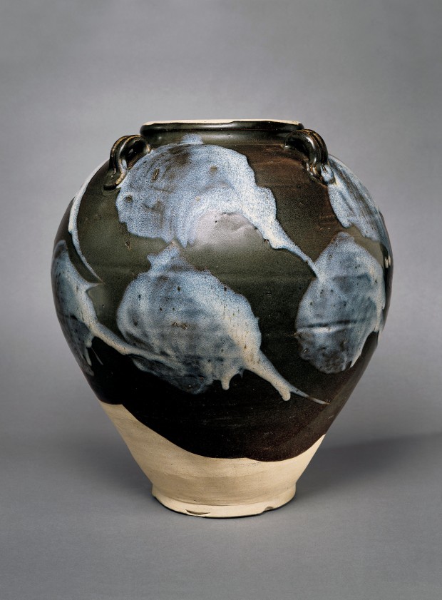 A LARGE BLUE-SPLASHED BROWN-GLAZED STONEWARE JAR