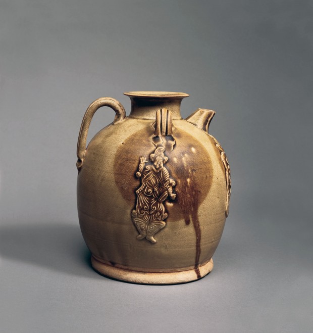 A TWO-COLOR GLAZED STONEWARE EWER WITH APPLIQUÉ DECORATION