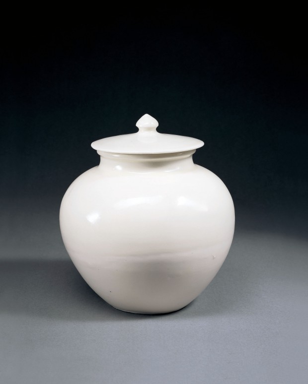 AN EARLY WHITE PORCELAIN JAR AND COVER