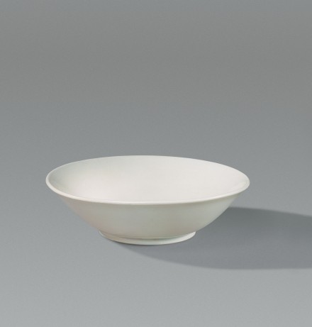 A XINGYAO WHITE PORCELAIN SHALLOW BOWL