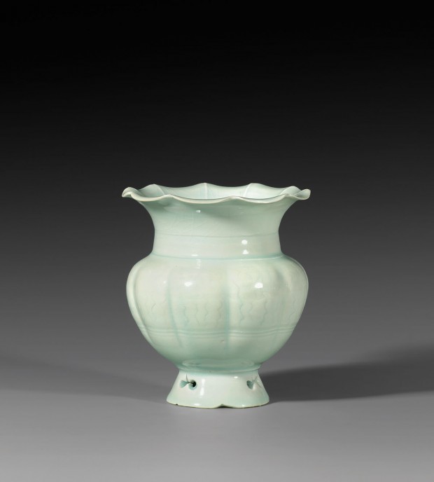 A QINGBAI GLAZED PORCELAIN VASE WITH FOLIATE RIM