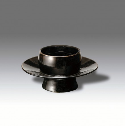 A BLACK-GLAZED STONEWARE CUPSTAND