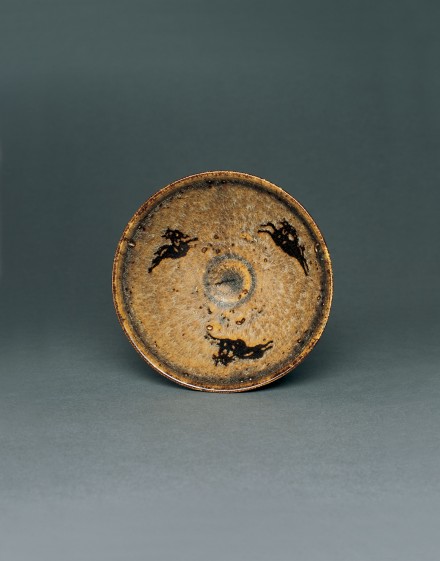 A JIZHOU TEABOWL WITH RUNNING DEER DECORATION