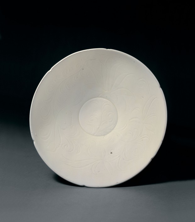 A LARGE CARVED DINGYAO WHITE PORCELAIN FOLIATE BOWL