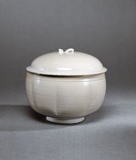 A DINGYAO WHITE PORCELAIN BOWL AND COVER