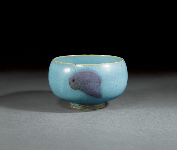 A PURPLE-SPLASHED BLUE-GLAZED JUNYAO BOWL