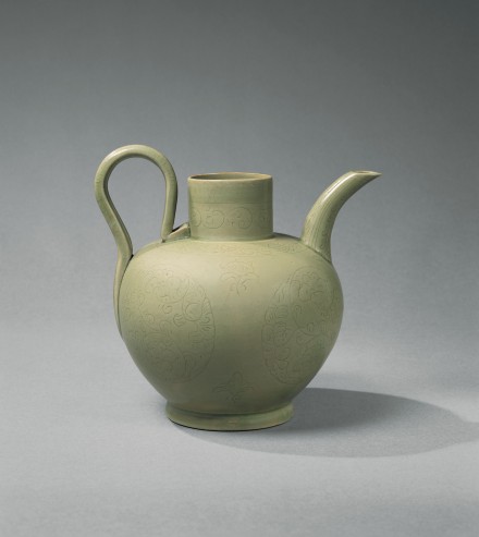 A YUE WARE EWER WITH ENGRAVED DECORATION