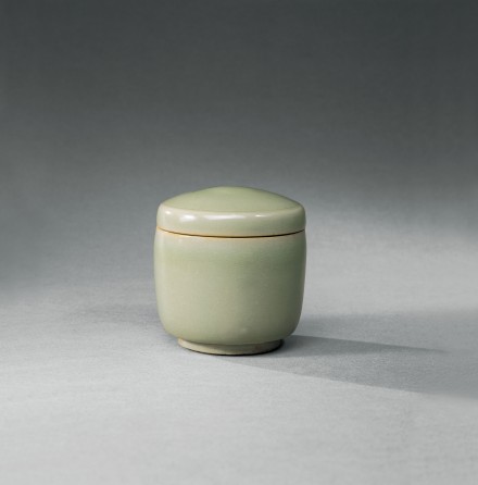 A PLAIN YAOZHOU CELADON COVERED BOX