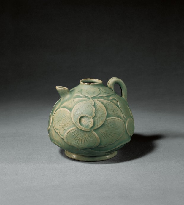 A CARVED YAOZHOU CELADON EWER