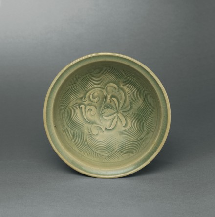 A CARVED YAOZHOU CELADON BOWL
