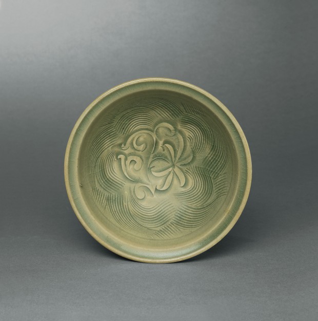 A CARVED YAOZHOU CELADON BOWL