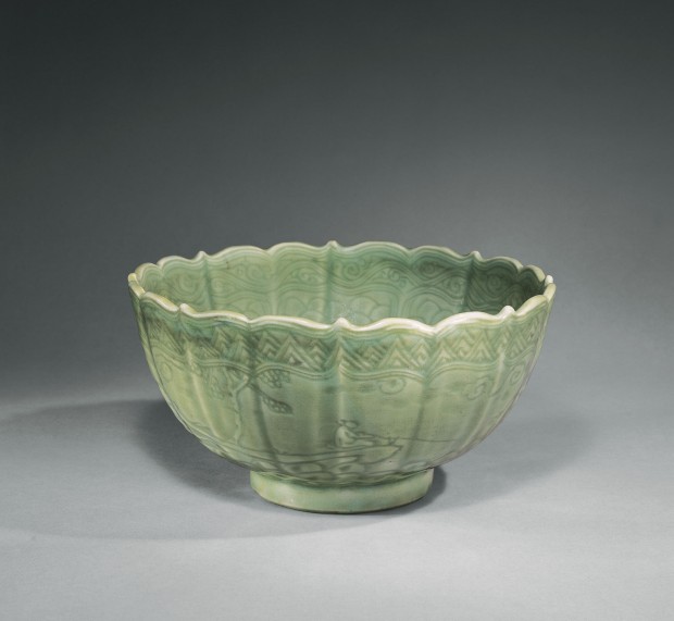 A CARVED LONGQUAN CELADON BOWL