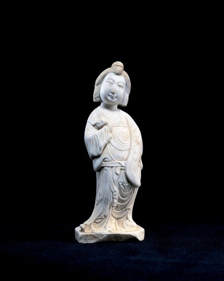 A WHITE MARBLE FIGURE OF A COURTESAN