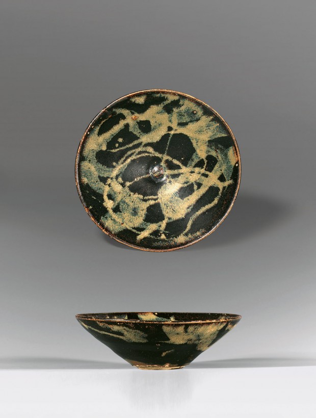 A JIZHOU SLIP-DECORATED CONICAL TEA BOWL