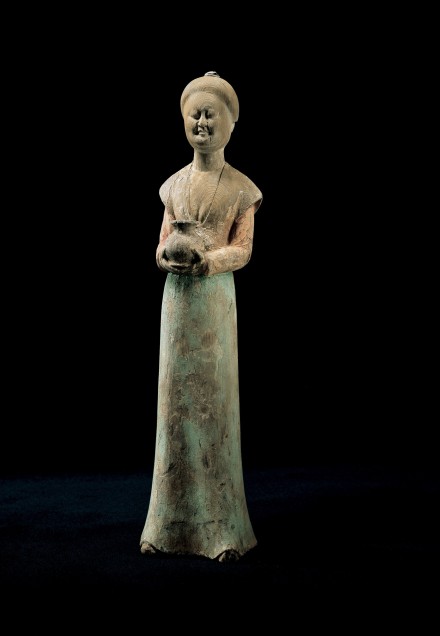 A PAINTED WOOD FIGURE OF A COURT LADY HOLDING A VASE